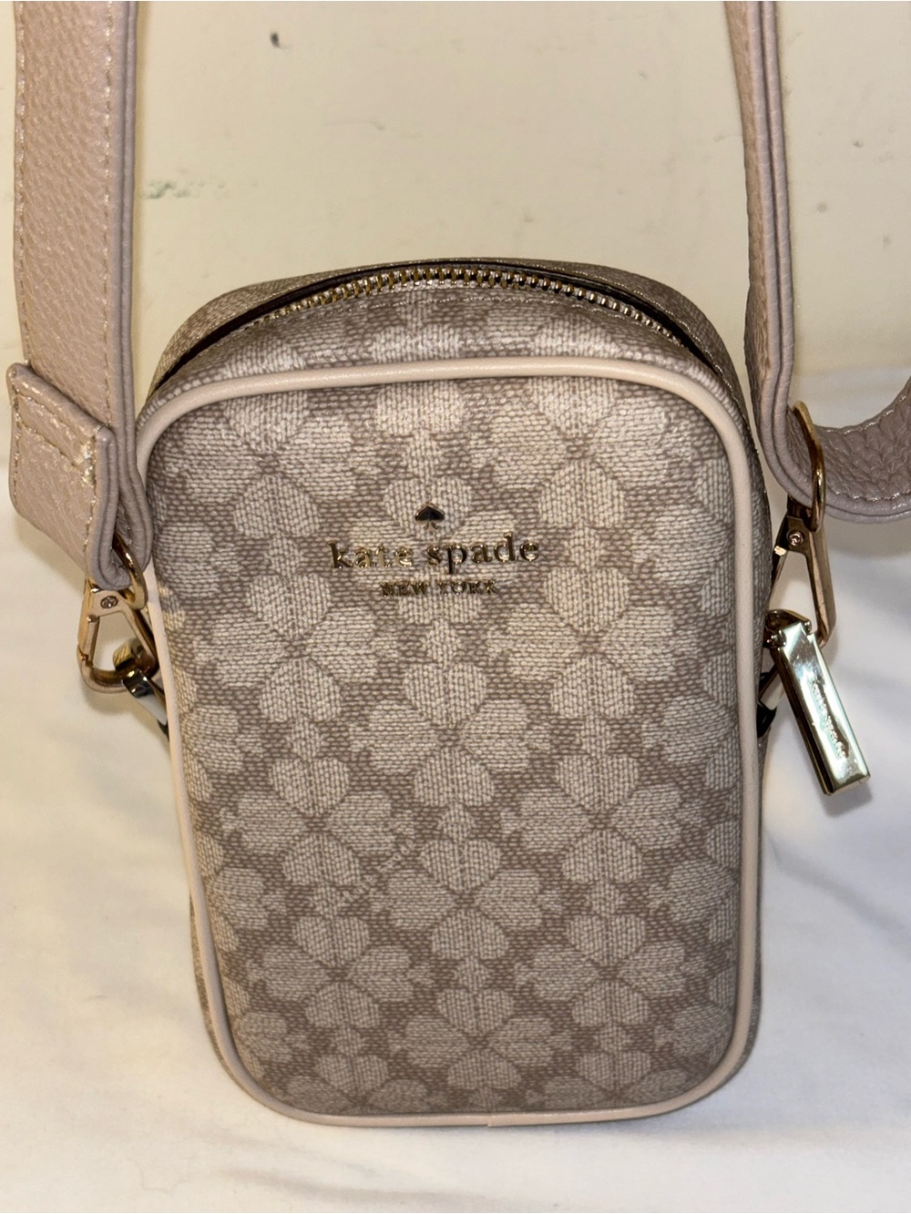 Kate Spade New York Spade Flower Phone Crossbody in Dark Beige